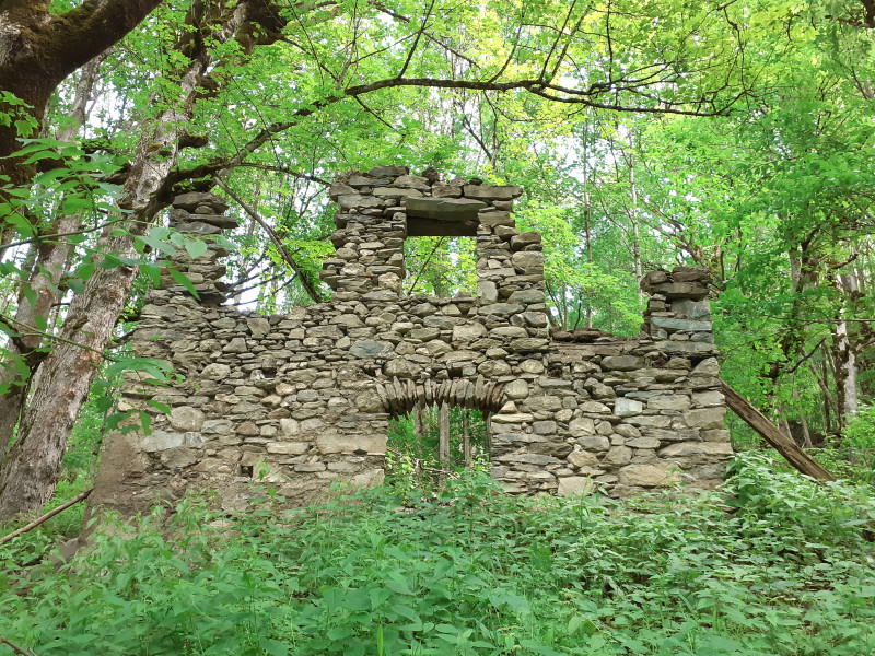 Ruine Le Bouchet - © OT Espace Glandon Ruine Le Bouchet