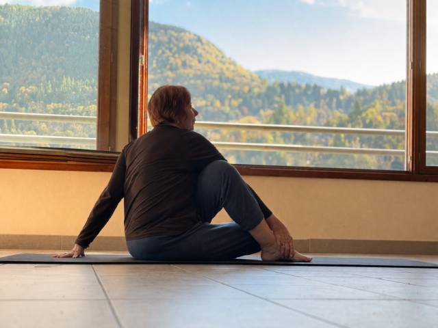 Yoga - Posture et souffle_Saint-Colomban-des-Villards - © OT Espace Glandon Yoga - Posture et souffle_Saint-Colomban-des-Villards